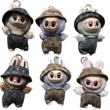 Labubu mjukdjur med hängselbyxor och mössa